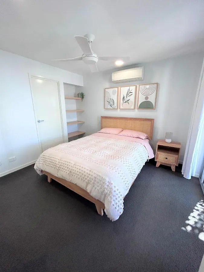 Location, Location, Location - Private Apartment Μπρίσμπεϊν